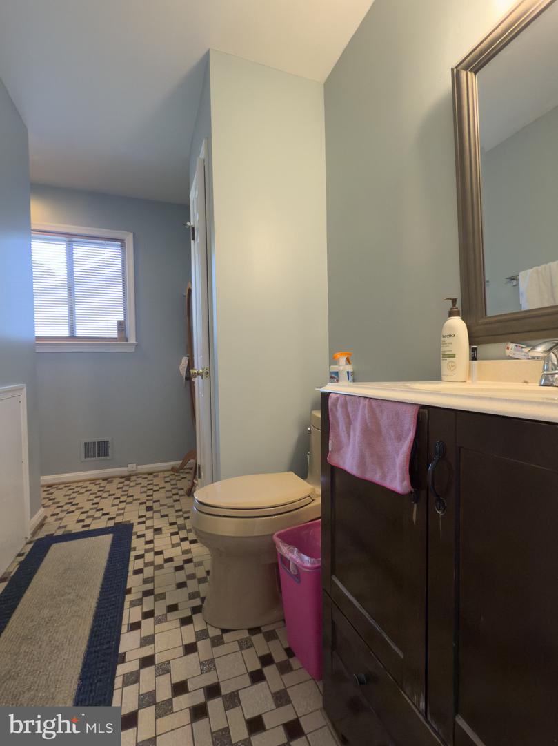 8 DAVIS AVE SW, LEESBURG, Virginia 20175, 4 Bedrooms Bedrooms, 7 Rooms Rooms,2 BathroomsBathrooms,Residential,For sale,8 DAVIS AVE SW,VALO2101774 MLS # VALO2101774