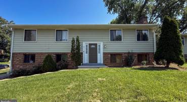 8 DAVIS AVE SW, LEESBURG, Virginia 20175, 4 Bedrooms Bedrooms, 7 Rooms Rooms,2 BathroomsBathrooms,Residential,For sale,8 DAVIS AVE SW,VALO2101774 MLS # VALO2101774