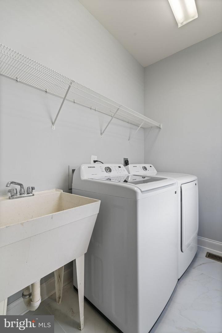 43915 KITTIWAKE DR, LEESBURG, Virginia 20176, 5 Bedrooms Bedrooms, ,4 BathroomsBathrooms,Residential,For sale,43915 KITTIWAKE DR,VALO2101836 MLS # VALO2101836