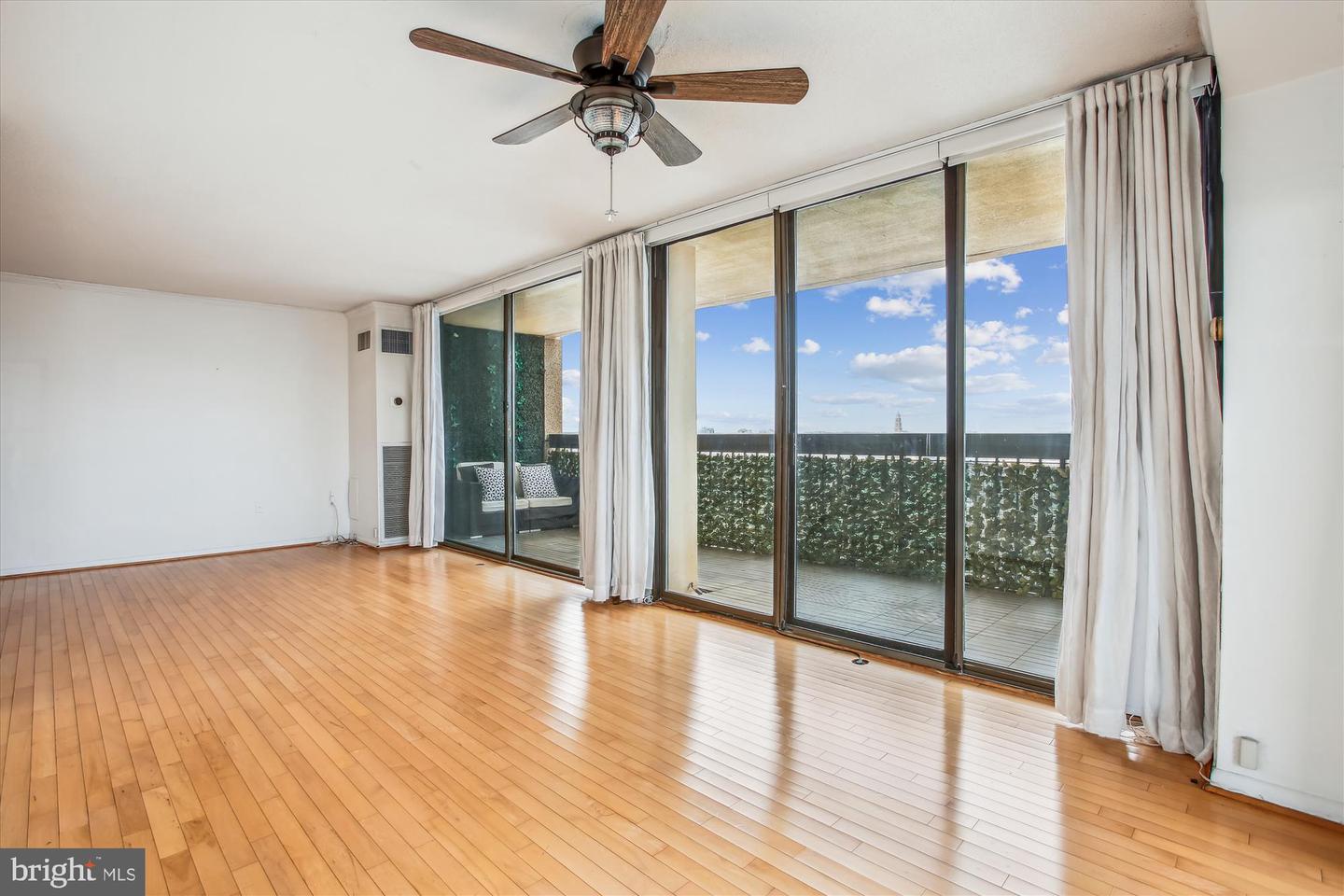 400 MADISON ST #1704, ALEXANDRIA, Virginia 22314, 2 Bedrooms Bedrooms, ,2 BathroomsBathrooms,Residential,For sale,400 MADISON ST #1704,VAAX2043720 MLS # VAAX2043720