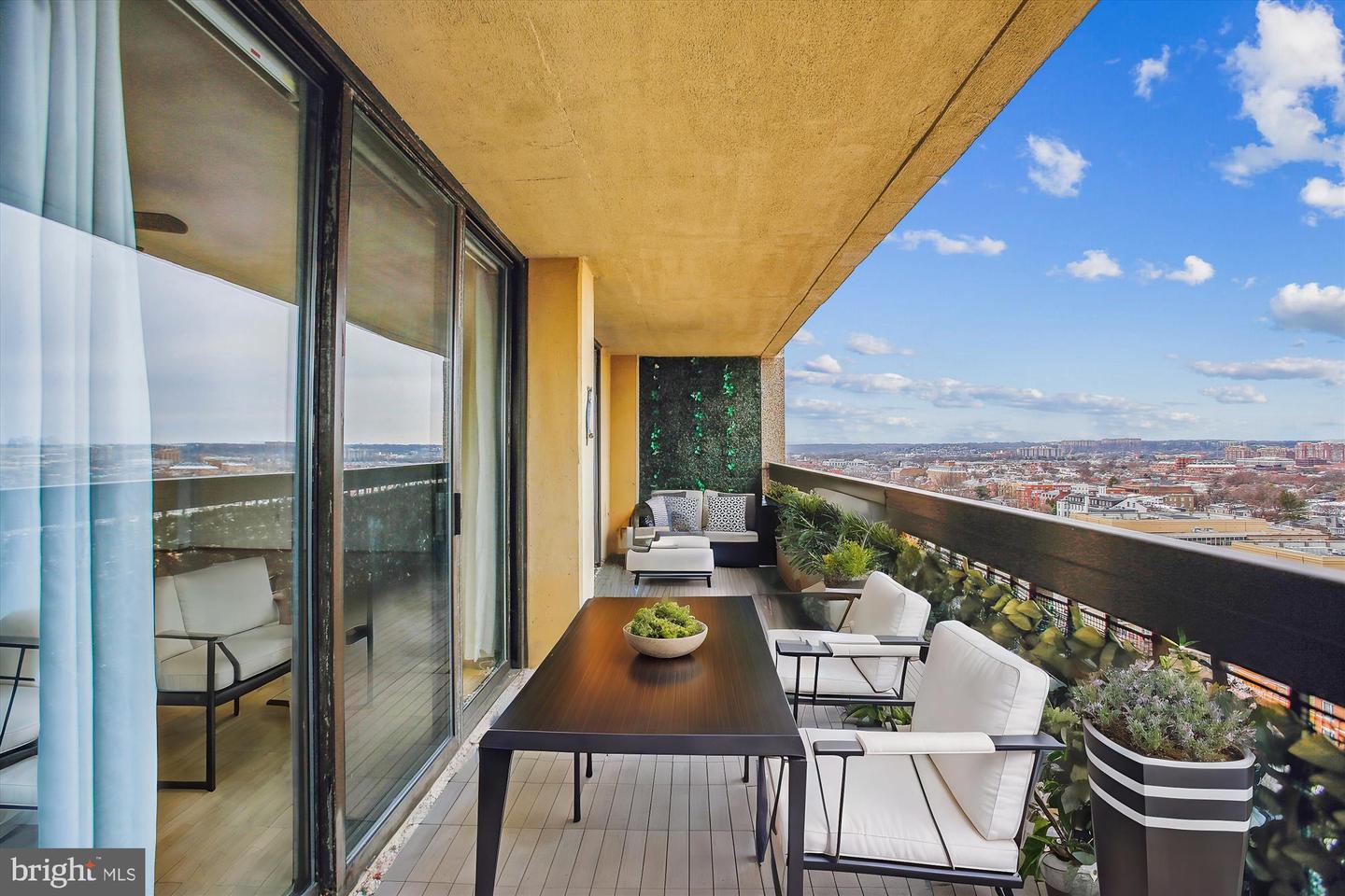 400 MADISON ST #1704, ALEXANDRIA, Virginia 22314, 2 Bedrooms Bedrooms, ,2 BathroomsBathrooms,Residential,For sale,400 MADISON ST #1704,VAAX2043720 MLS # VAAX2043720