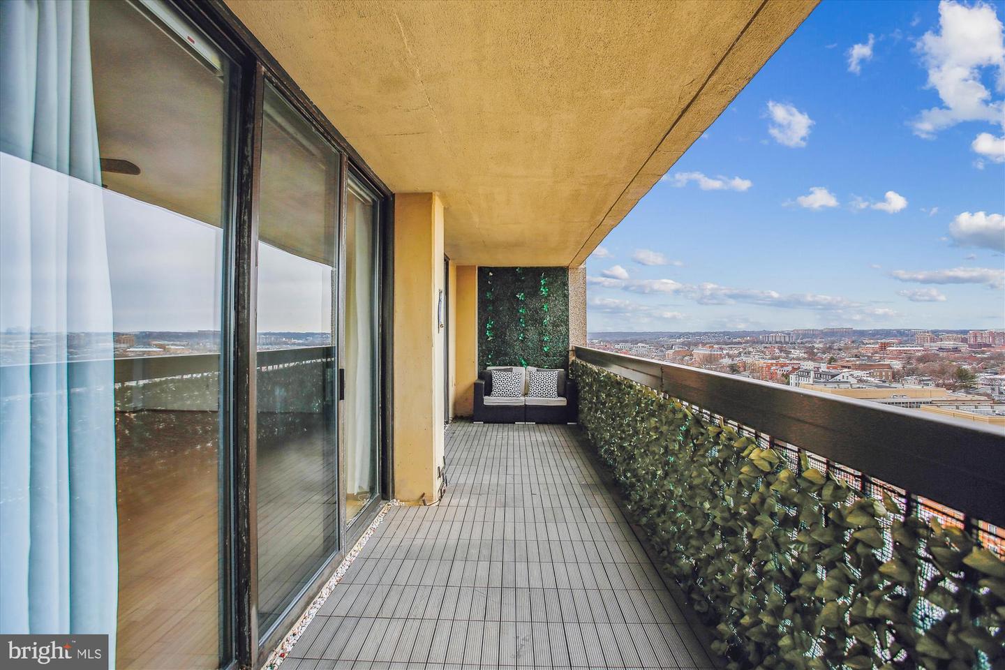 400 MADISON ST #1704, ALEXANDRIA, Virginia 22314, 2 Bedrooms Bedrooms, ,2 BathroomsBathrooms,Residential,For sale,400 MADISON ST #1704,VAAX2043720 MLS # VAAX2043720