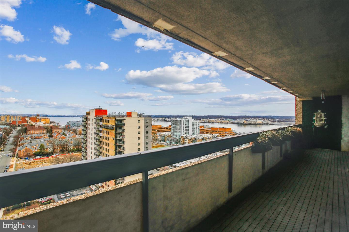 400 MADISON ST #1704, ALEXANDRIA, Virginia 22314, 2 Bedrooms Bedrooms, ,2 BathroomsBathrooms,Residential,For sale,400 MADISON ST #1704,VAAX2043720 MLS # VAAX2043720