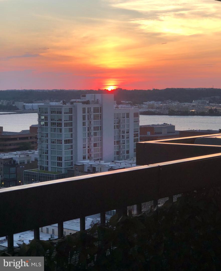 400 MADISON ST #1704, ALEXANDRIA, Virginia 22314, 2 Bedrooms Bedrooms, ,2 BathroomsBathrooms,Residential,For sale,400 MADISON ST #1704,VAAX2043720 MLS # VAAX2043720