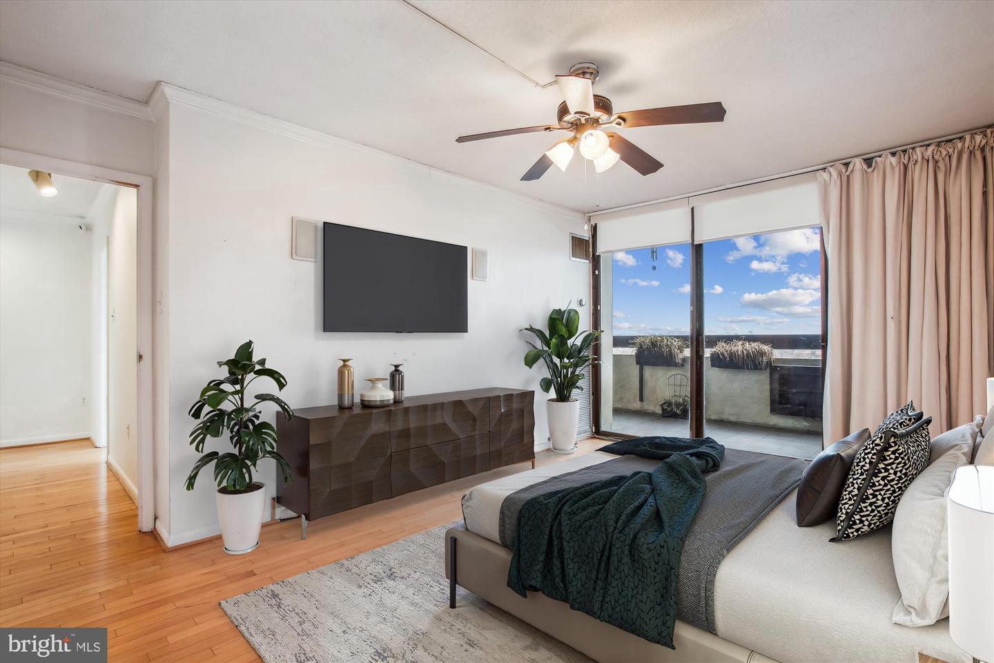 400 MADISON ST #1704, ALEXANDRIA, Virginia 22314, 2 Bedrooms Bedrooms, ,2 BathroomsBathrooms,Residential,For sale,400 MADISON ST #1704,VAAX2043720 MLS # VAAX2043720