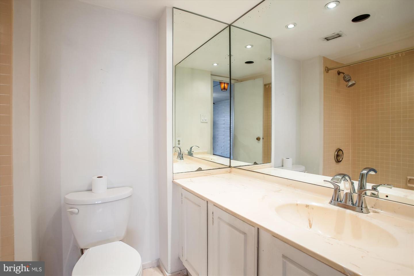 400 MADISON ST #1704, ALEXANDRIA, Virginia 22314, 2 Bedrooms Bedrooms, ,2 BathroomsBathrooms,Residential,For sale,400 MADISON ST #1704,VAAX2043720 MLS # VAAX2043720