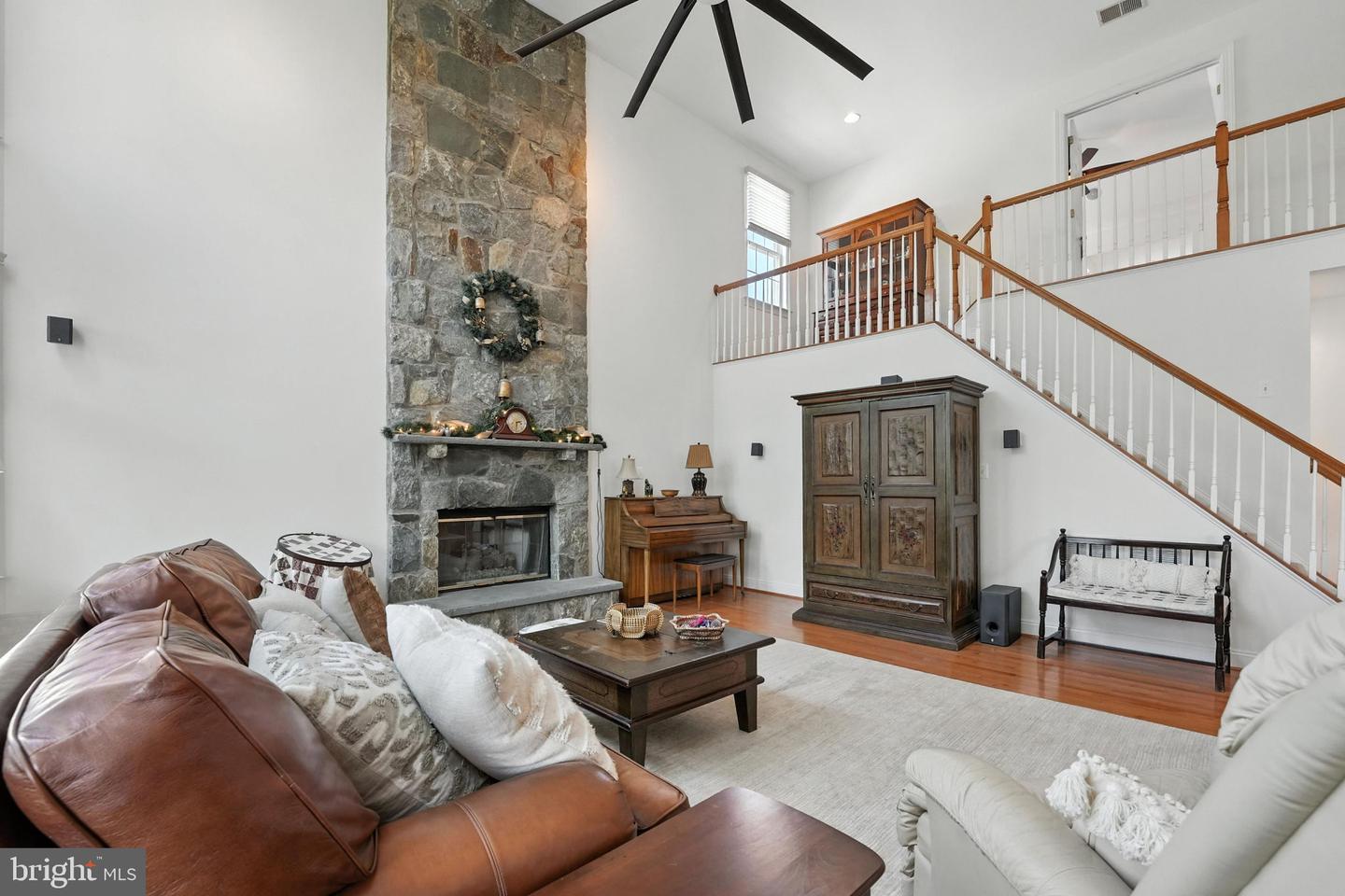 43152 VALIANT DR, CHANTILLY, Virginia 20152, 5 Bedrooms Bedrooms, ,4 BathroomsBathrooms,Residential,For sale,43152 VALIANT DR,VALO2096442 MLS # VALO2096442