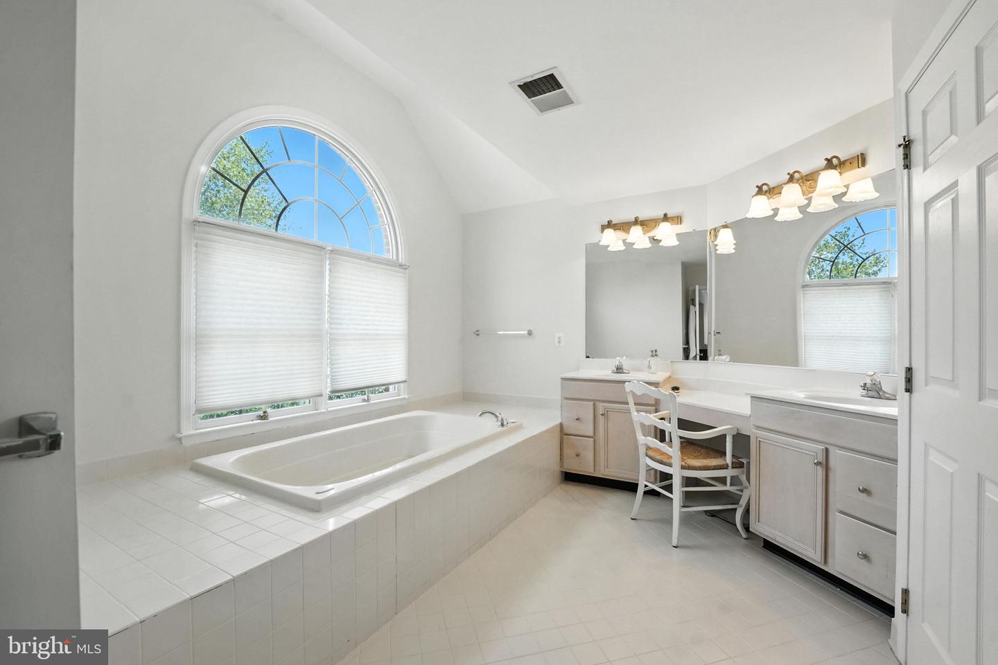 43152 VALIANT DR, CHANTILLY, Virginia 20152, 5 Bedrooms Bedrooms, ,4 BathroomsBathrooms,Residential,For sale,43152 VALIANT DR,VALO2096442 MLS # VALO2096442