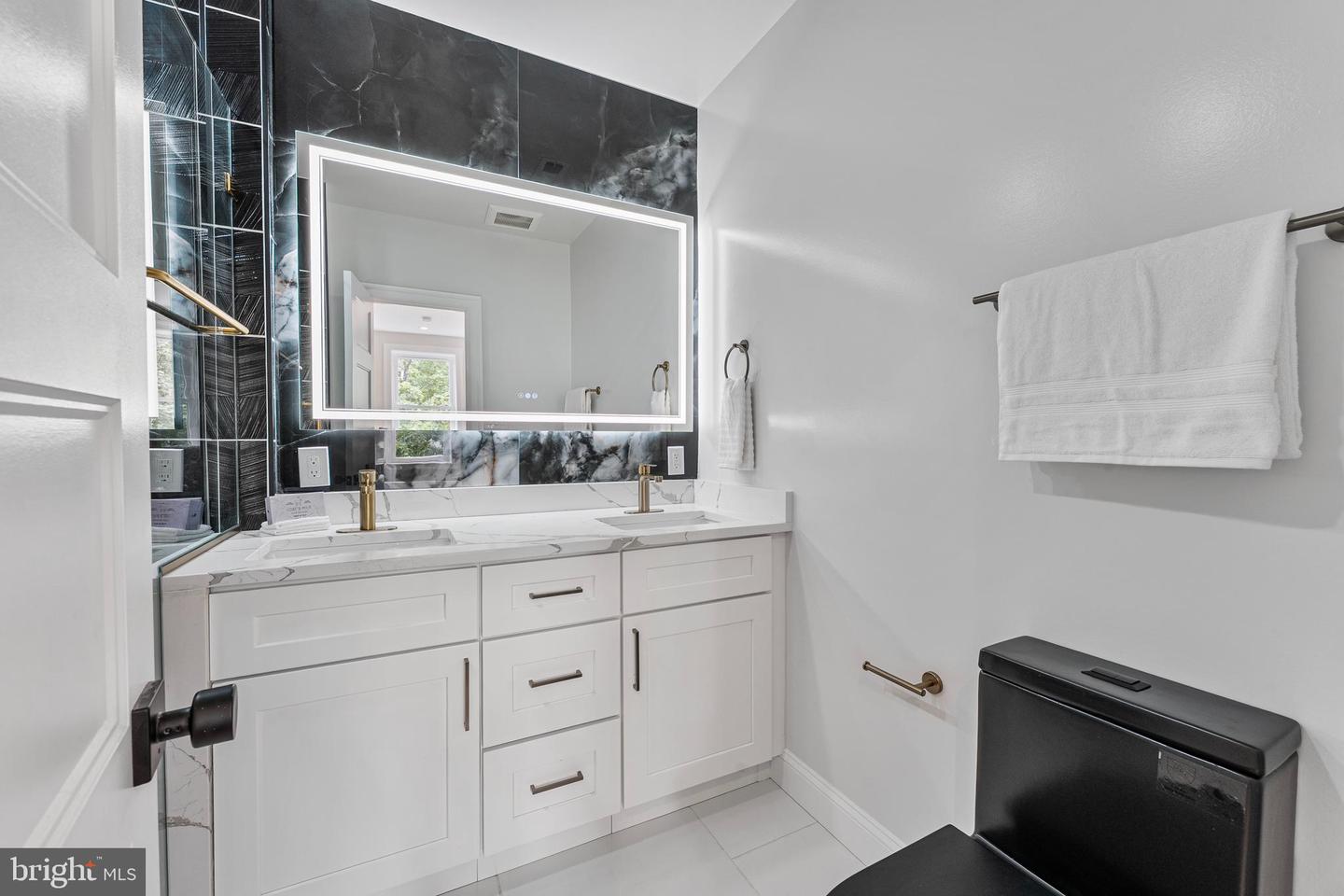 646 LEXINGTON PL NE, WASHINGTON, District Of Columbia 20002, 6 Bedrooms Bedrooms, ,4 BathroomsBathrooms,Residential,For sale,646 LEXINGTON PL NE,DCDC2204078 MLS # DCDC2204078