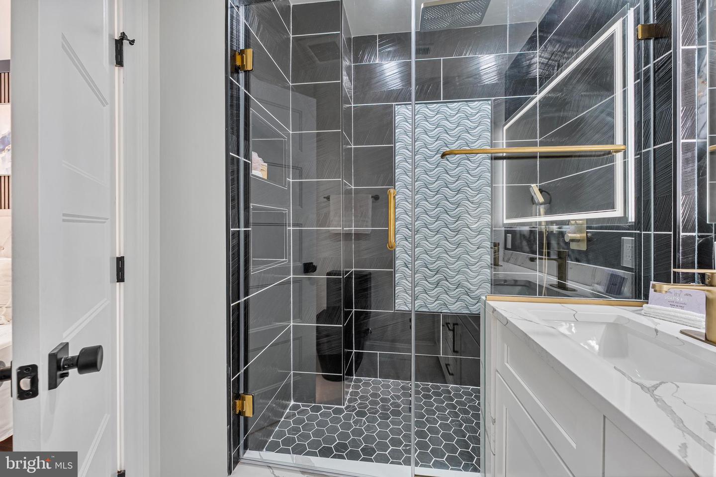 646 LEXINGTON PL NE, WASHINGTON, District Of Columbia 20002, 6 Bedrooms Bedrooms, ,4 BathroomsBathrooms,Residential,For sale,646 LEXINGTON PL NE,DCDC2204078 MLS # DCDC2204078