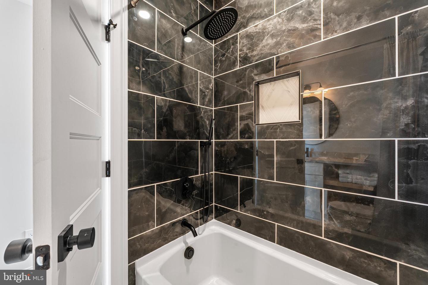 646 LEXINGTON PL NE, WASHINGTON, District Of Columbia 20002, 6 Bedrooms Bedrooms, ,4 BathroomsBathrooms,Residential,For sale,646 LEXINGTON PL NE,DCDC2204078 MLS # DCDC2204078