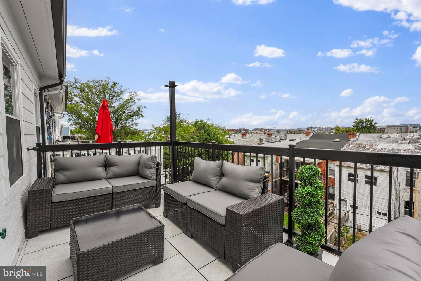 646 LEXINGTON PL NE, WASHINGTON, District Of Columbia 20002, 6 Bedrooms Bedrooms, ,4 BathroomsBathrooms,Residential,For sale,646 LEXINGTON PL NE,DCDC2204078 MLS # DCDC2204078