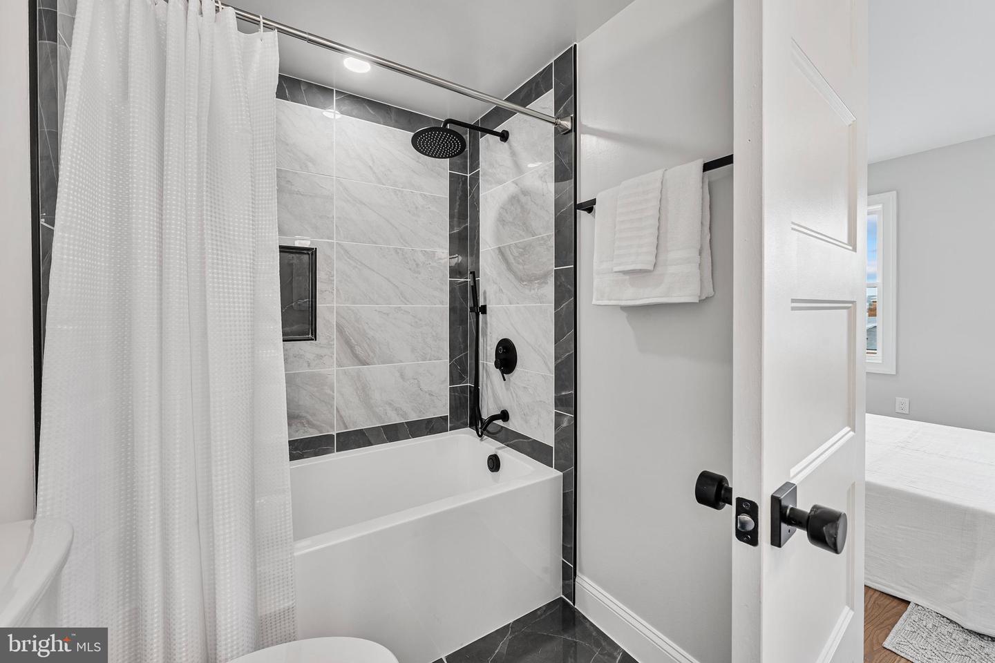 646 LEXINGTON PL NE, WASHINGTON, District Of Columbia 20002, 6 Bedrooms Bedrooms, ,4 BathroomsBathrooms,Residential,For sale,646 LEXINGTON PL NE,DCDC2204078 MLS # DCDC2204078