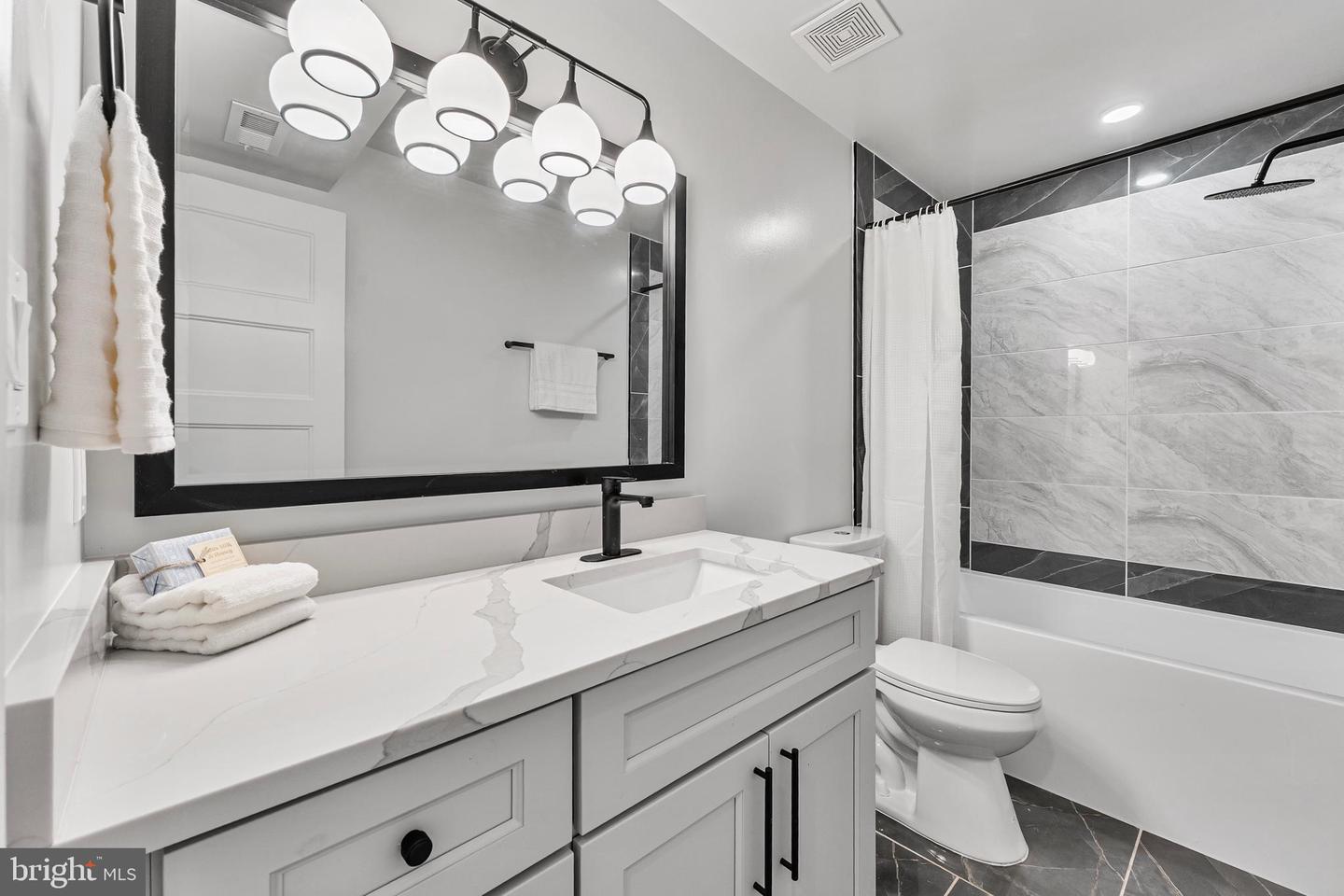 646 LEXINGTON PL NE, WASHINGTON, District Of Columbia 20002, 6 Bedrooms Bedrooms, ,4 BathroomsBathrooms,Residential,For sale,646 LEXINGTON PL NE,DCDC2204078 MLS # DCDC2204078