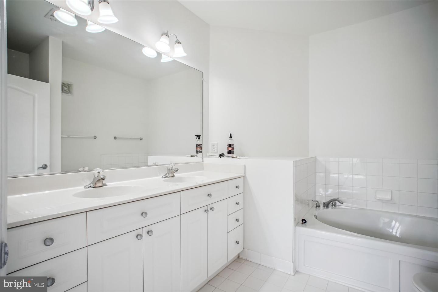 205 MEETING HOUSE STATION SQ #306, HERNDON, Virginia 20170, 2 Bedrooms Bedrooms, ,2 BathroomsBathrooms,Residential,For sale,205 MEETING HOUSE STATION SQ #306,VAFX2250152 MLS # VAFX2250152