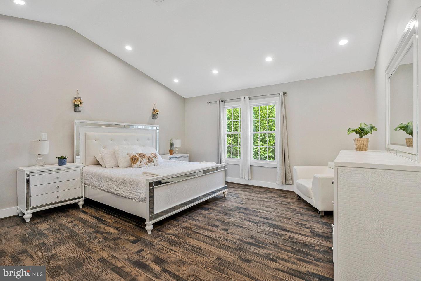 100 N CAMERON ST, STERLING, Virginia 20164, 5 Bedrooms Bedrooms, ,4 BathroomsBathrooms,Residential,For sale,100 N CAMERON ST,VALO2100670 MLS # VALO2100670