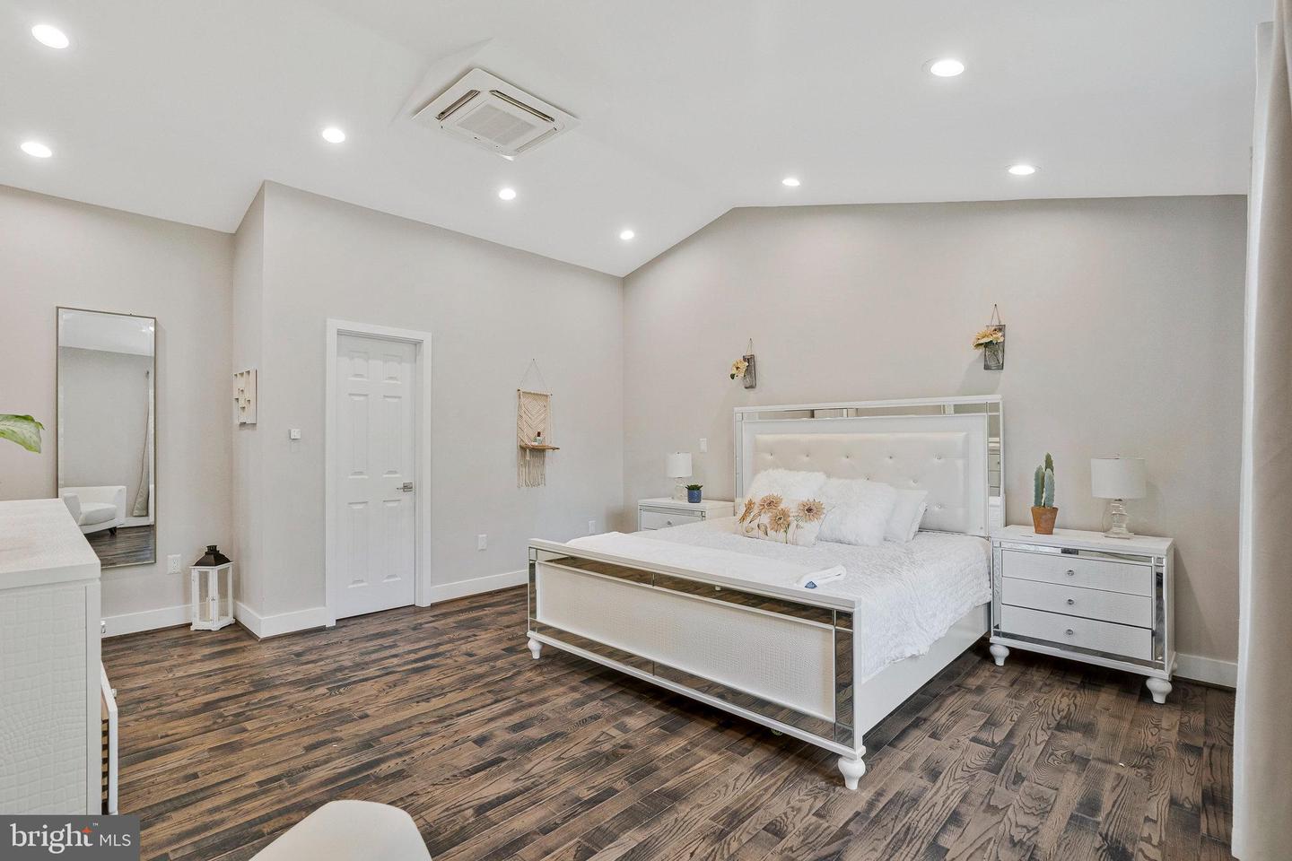 100 N CAMERON ST, STERLING, Virginia 20164, 5 Bedrooms Bedrooms, ,4 BathroomsBathrooms,Residential,For sale,100 N CAMERON ST,VALO2100670 MLS # VALO2100670