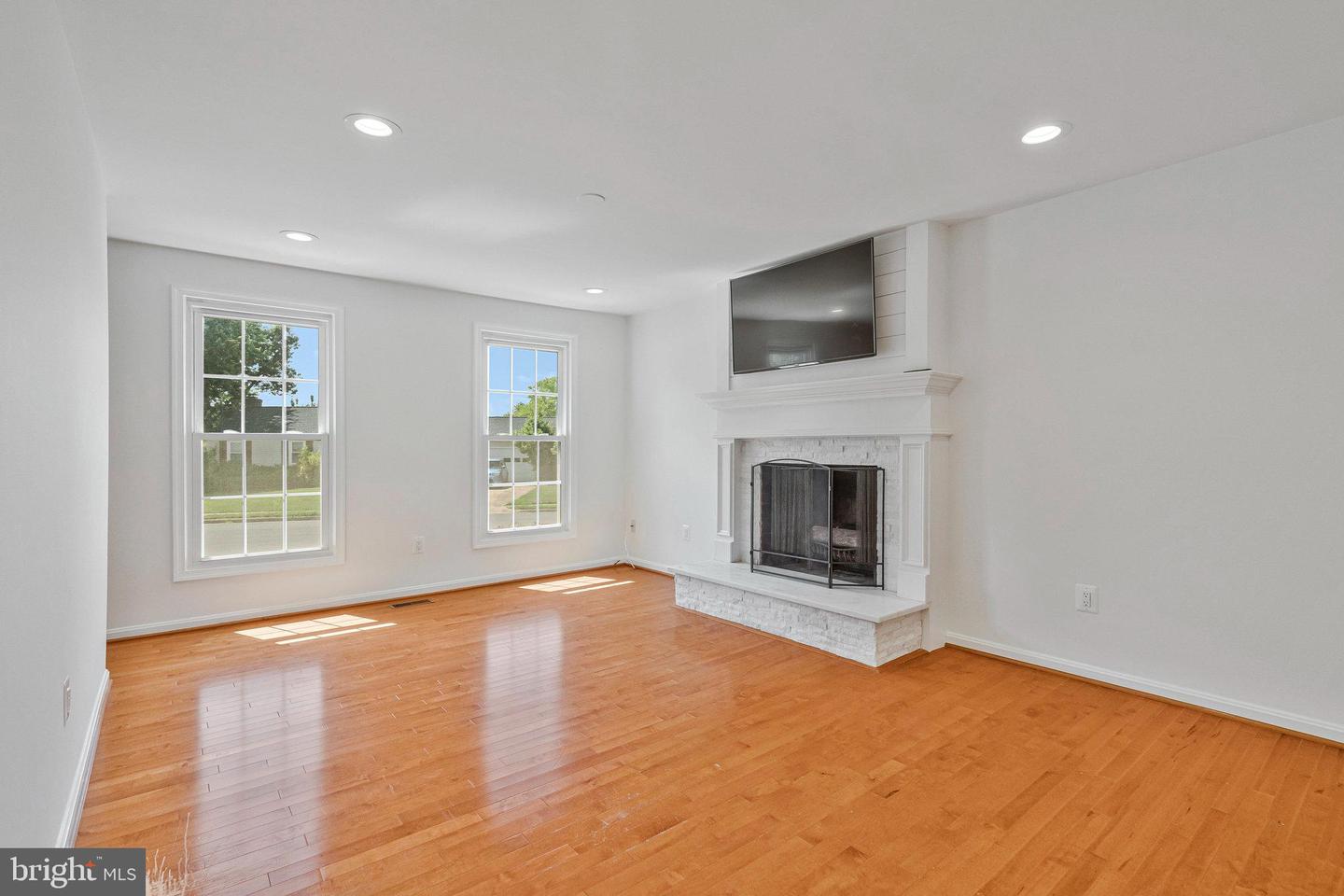 100 N CAMERON ST, STERLING, Virginia 20164, 5 Bedrooms Bedrooms, ,4 BathroomsBathrooms,Residential,For sale,100 N CAMERON ST,VALO2100670 MLS # VALO2100670