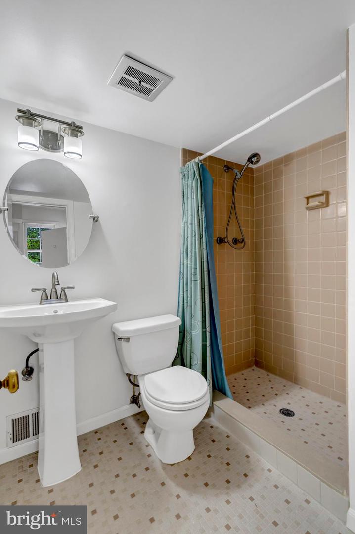 3221 ADAMS CT, FAIRFAX, Virginia 22030, 3 Bedrooms Bedrooms, ,2 BathroomsBathrooms,Residential,For sale,3221 ADAMS CT,VAFC2006540 MLS # VAFC2006540