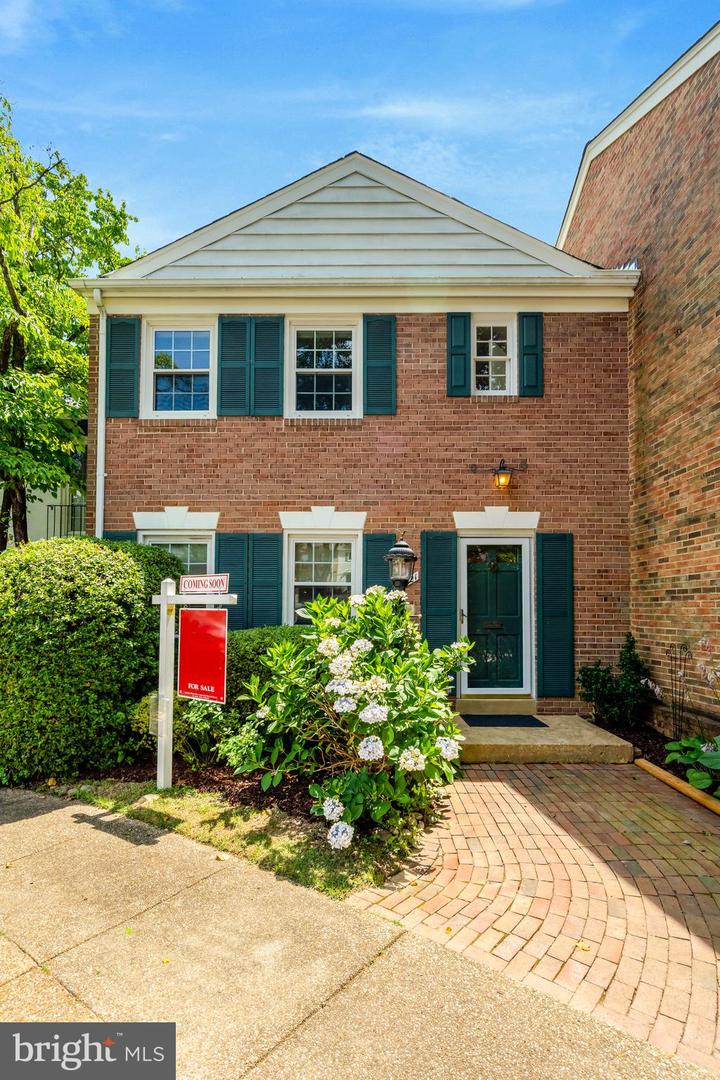 3221 ADAMS CT, FAIRFAX, Virginia 22030, 3 Bedrooms Bedrooms, ,2 BathroomsBathrooms,Residential,For sale,3221 ADAMS CT,VAFC2006540 MLS # VAFC2006540