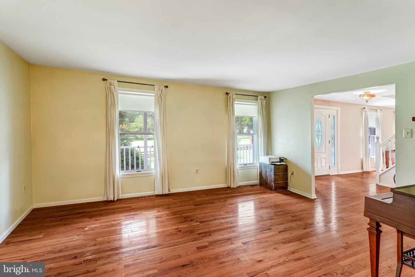 9943 CREST CT, MARSHALL, Virginia 20115, 3 Bedrooms Bedrooms, ,3 BathroomsBathrooms,Residential,For sale,9943 CREST CT,VAFQ2017218 MLS # VAFQ2017218