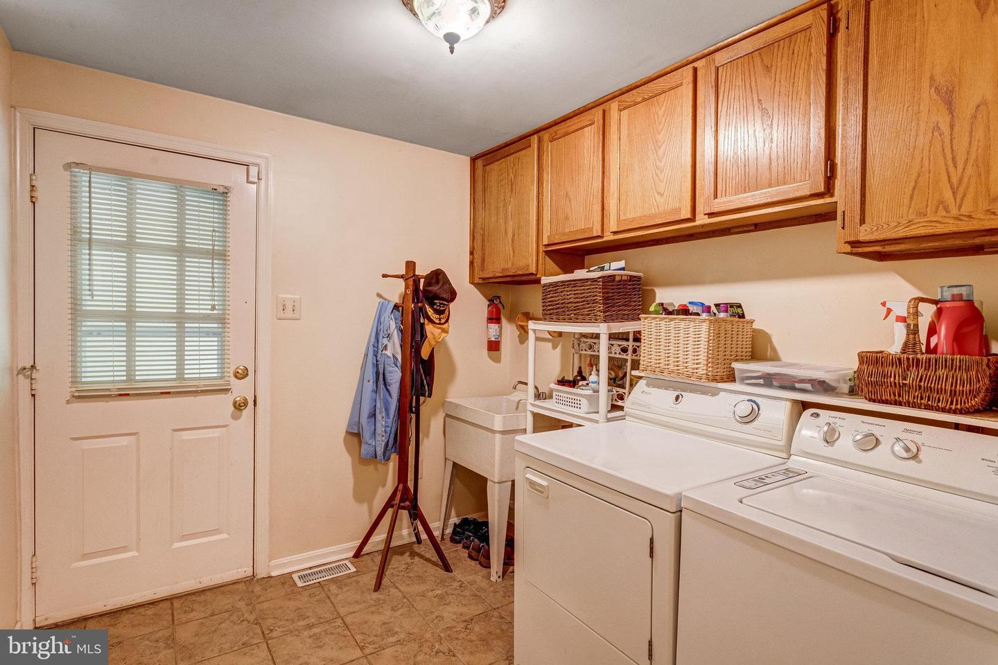 9943 CREST CT, MARSHALL, Virginia 20115, 3 Bedrooms Bedrooms, ,3 BathroomsBathrooms,Residential,For sale,9943 CREST CT,VAFQ2017218 MLS # VAFQ2017218