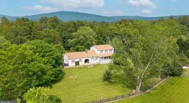 9943 CREST CT, MARSHALL, Virginia 20115, 3 Bedrooms Bedrooms, ,3 BathroomsBathrooms,Residential,For sale,9943 CREST CT,VAFQ2017218 MLS # VAFQ2017218