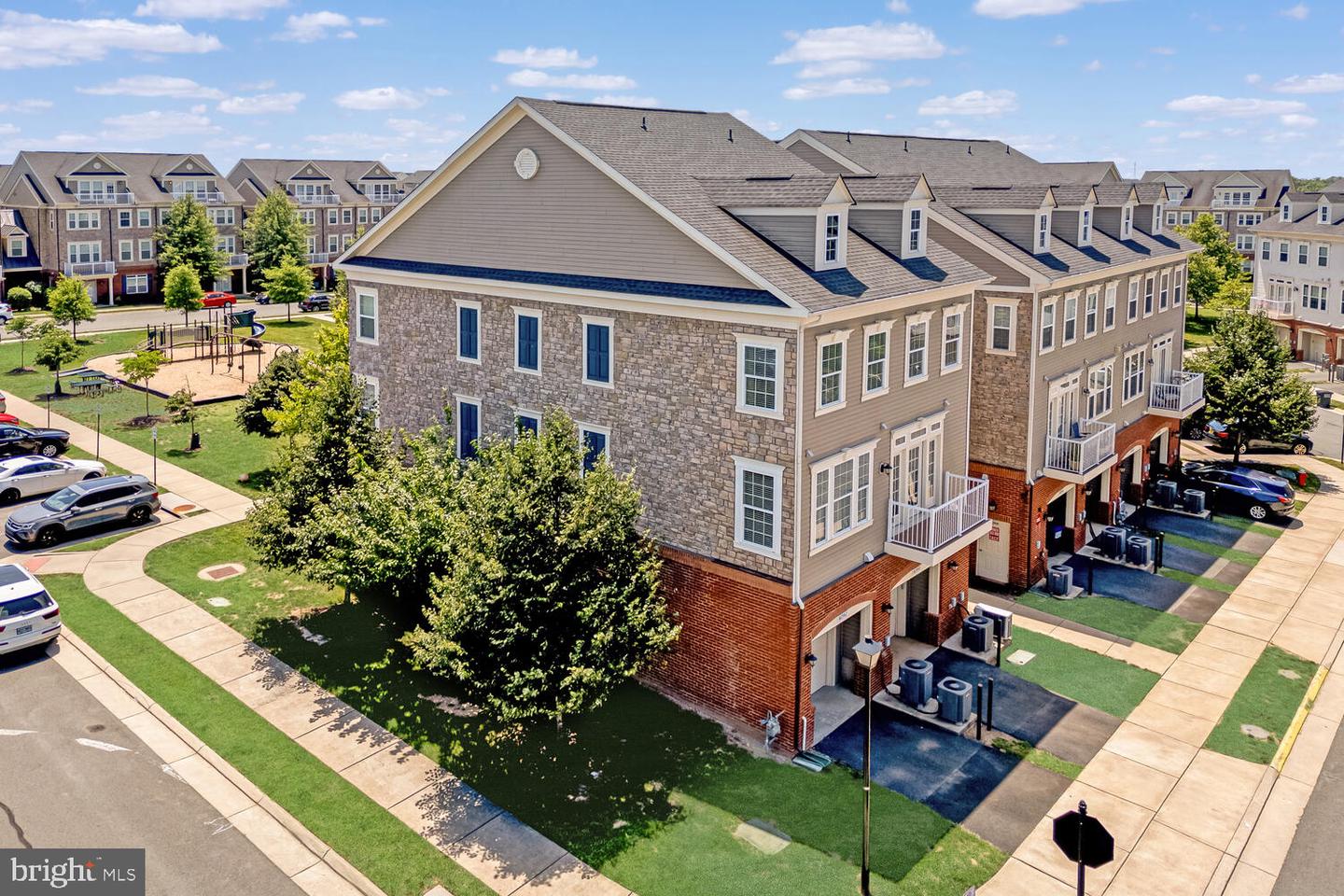 42550 SUNSET RIDGE SQ, ASHBURN, Virginia 20148, 3 Bedrooms Bedrooms, ,2 BathroomsBathrooms,Residential,For sale,42550 SUNSET RIDGE SQ,VALO2100856 MLS # VALO2100856