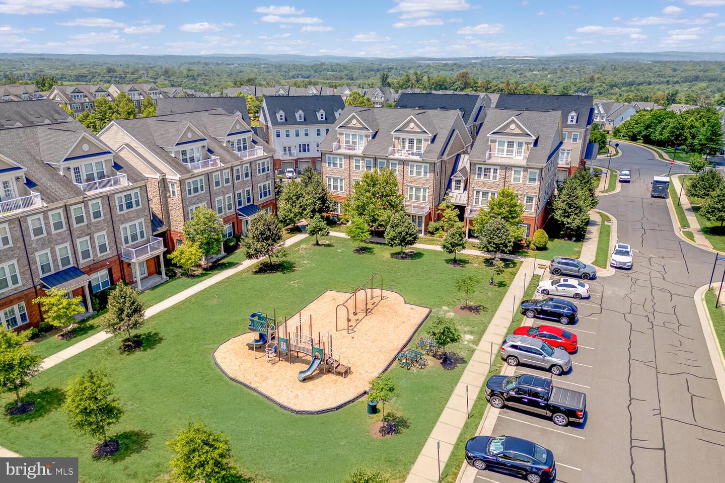 42550 SUNSET RIDGE SQ, ASHBURN, Virginia 20148, 3 Bedrooms Bedrooms, ,2 BathroomsBathrooms,Residential,For sale,42550 SUNSET RIDGE SQ,VALO2100856 MLS # VALO2100856