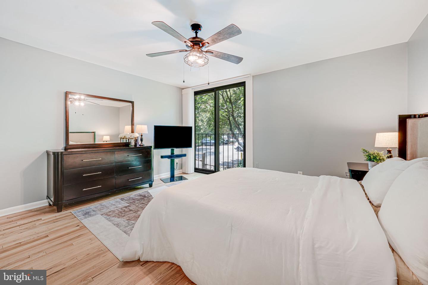 11467 WASHINGTON PLAZA W, RESTON, Virginia 20190, 3 Bedrooms Bedrooms, ,2 BathroomsBathrooms,Residential,For sale,11467 WASHINGTON PLAZA W,VAFX2252802 MLS # VAFX2252802
