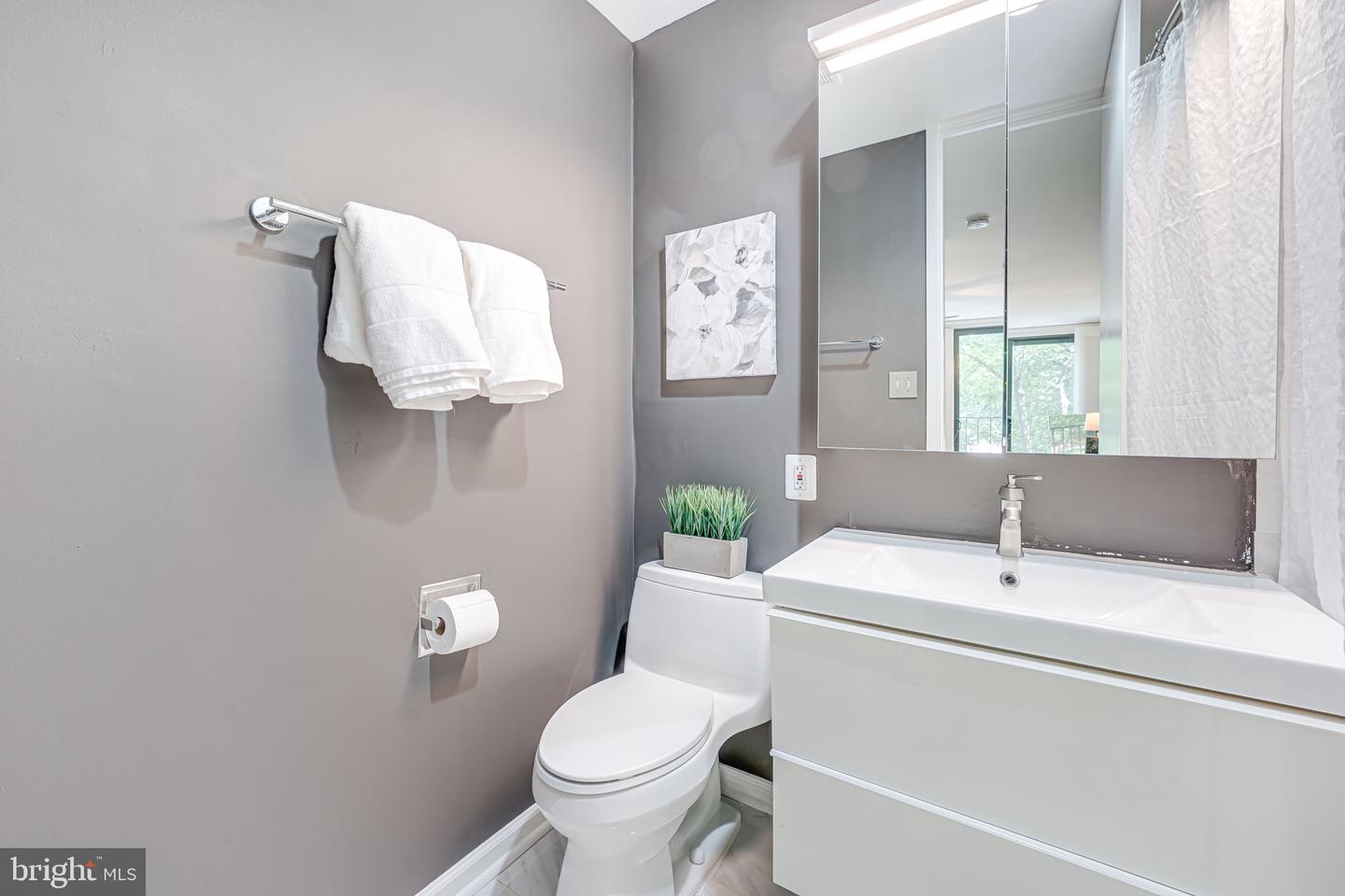 11467 WASHINGTON PLAZA W, RESTON, Virginia 20190, 3 Bedrooms Bedrooms, ,2 BathroomsBathrooms,Residential,For sale,11467 WASHINGTON PLAZA W,VAFX2252802 MLS # VAFX2252802