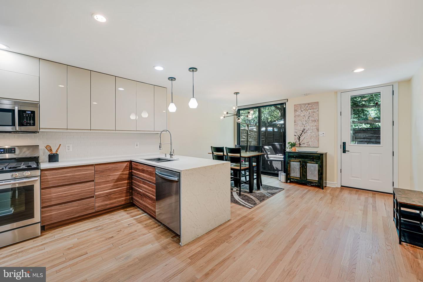11467 WASHINGTON PLAZA W, RESTON, Virginia 20190, 3 Bedrooms Bedrooms, ,2 BathroomsBathrooms,Residential,For sale,11467 WASHINGTON PLAZA W,VAFX2252802 MLS # VAFX2252802
