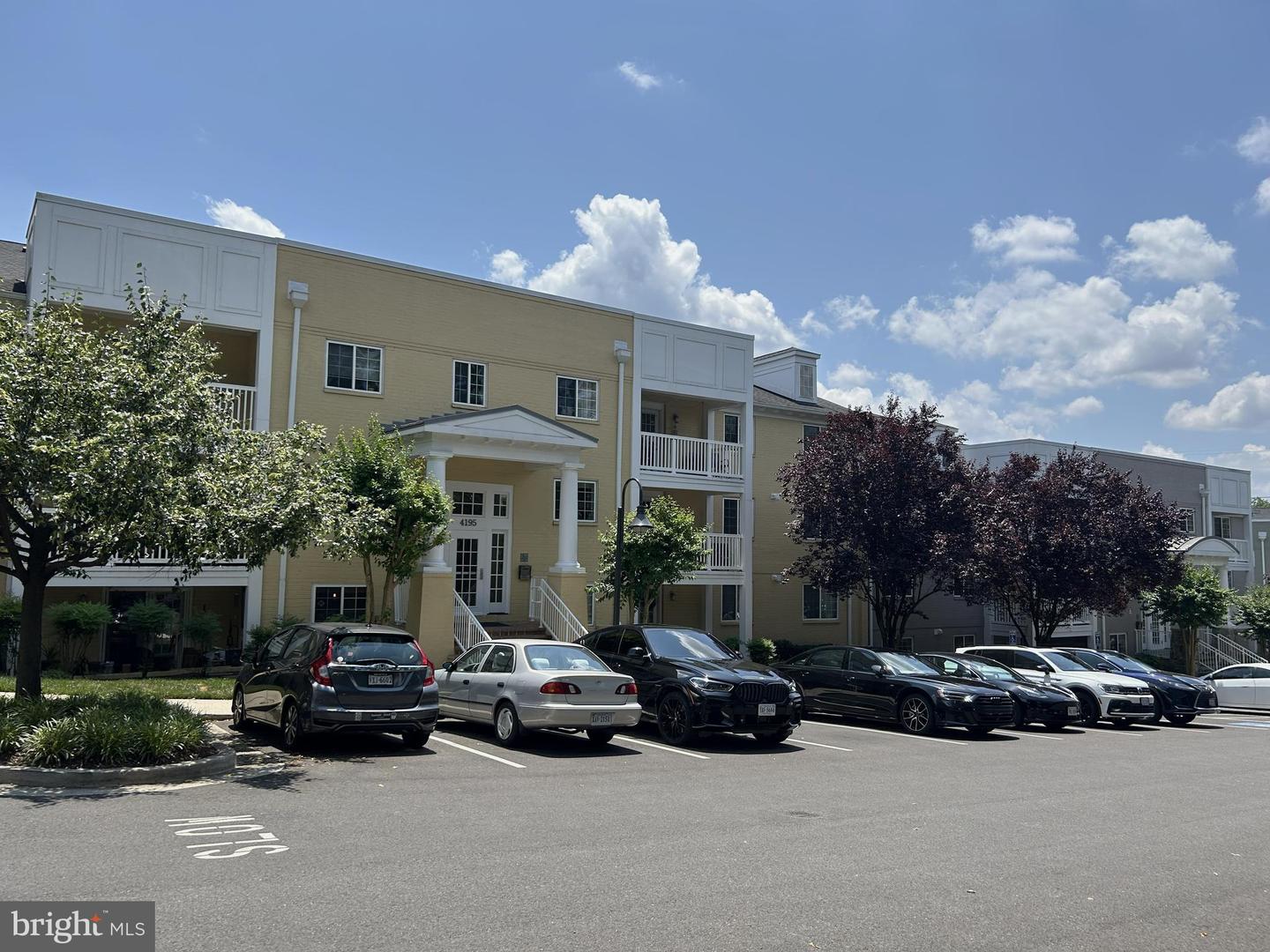 4195 S FOUR MILE RUN DR #203, ARLINGTON, Virginia 22204, 2 Bedrooms Bedrooms, ,2 BathroomsBathrooms,Residential,For sale,4195 S FOUR MILE RUN DR #203,VAAR2060102 MLS # VAAR2060102