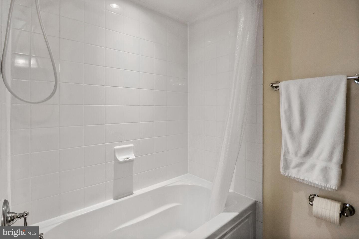 4195 S FOUR MILE RUN DR #203, ARLINGTON, Virginia 22204, 2 Bedrooms Bedrooms, ,2 BathroomsBathrooms,Residential,For sale,4195 S FOUR MILE RUN DR #203,VAAR2060102 MLS # VAAR2060102