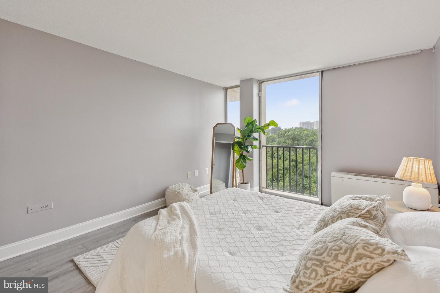 4600 S FOUR MILE RUN DR #718, ARLINGTON, Virginia 22204, 2 Bedrooms Bedrooms, ,2 BathroomsBathrooms,Residential,For sale,4600 S FOUR MILE RUN DR #718,VAAR2060144 MLS # VAAR2060144