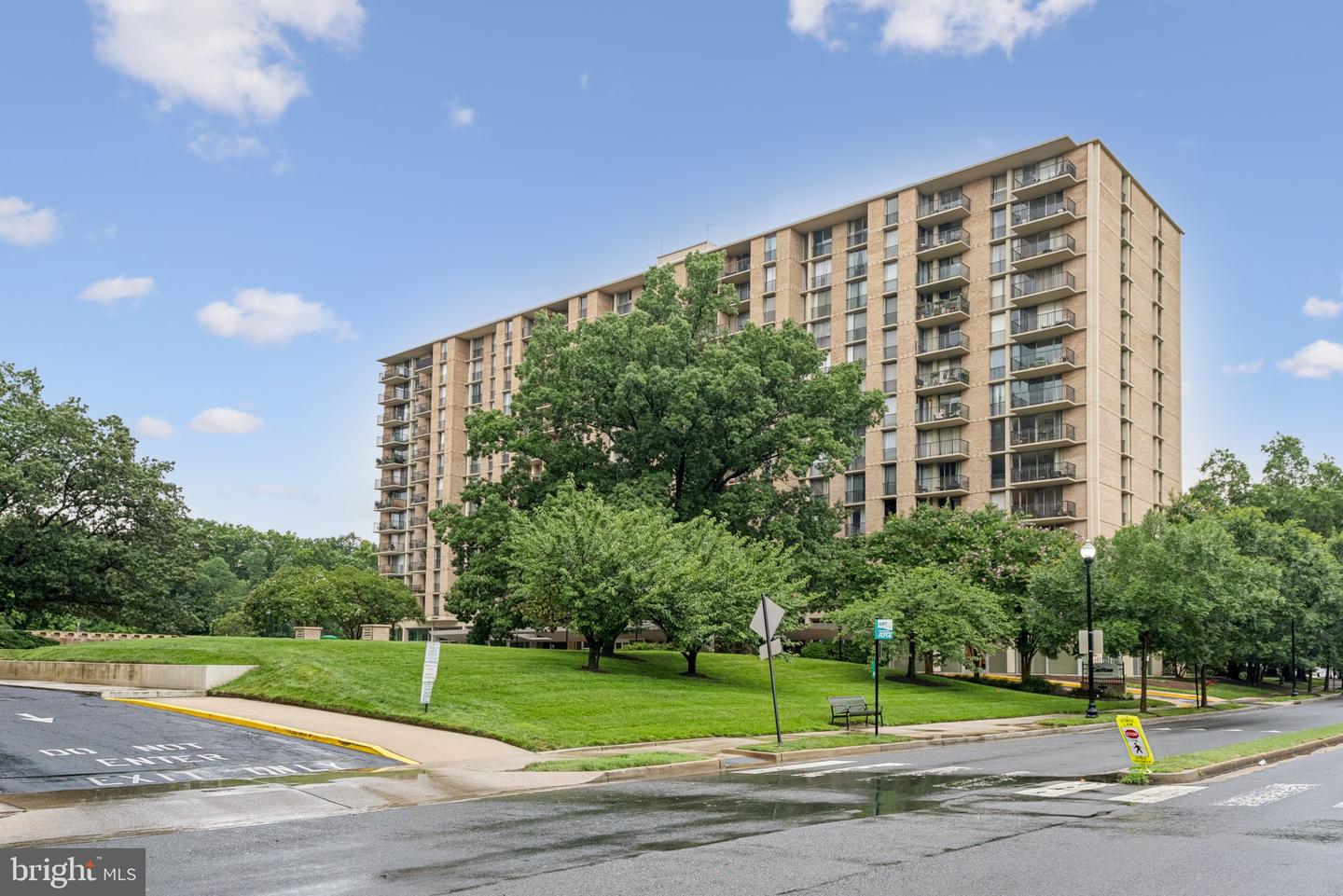 4600 S FOUR MILE RUN DR #718, ARLINGTON, Virginia 22204, 2 Bedrooms Bedrooms, ,2 BathroomsBathrooms,Residential,For sale,4600 S FOUR MILE RUN DR #718,VAAR2060144 MLS # VAAR2060144