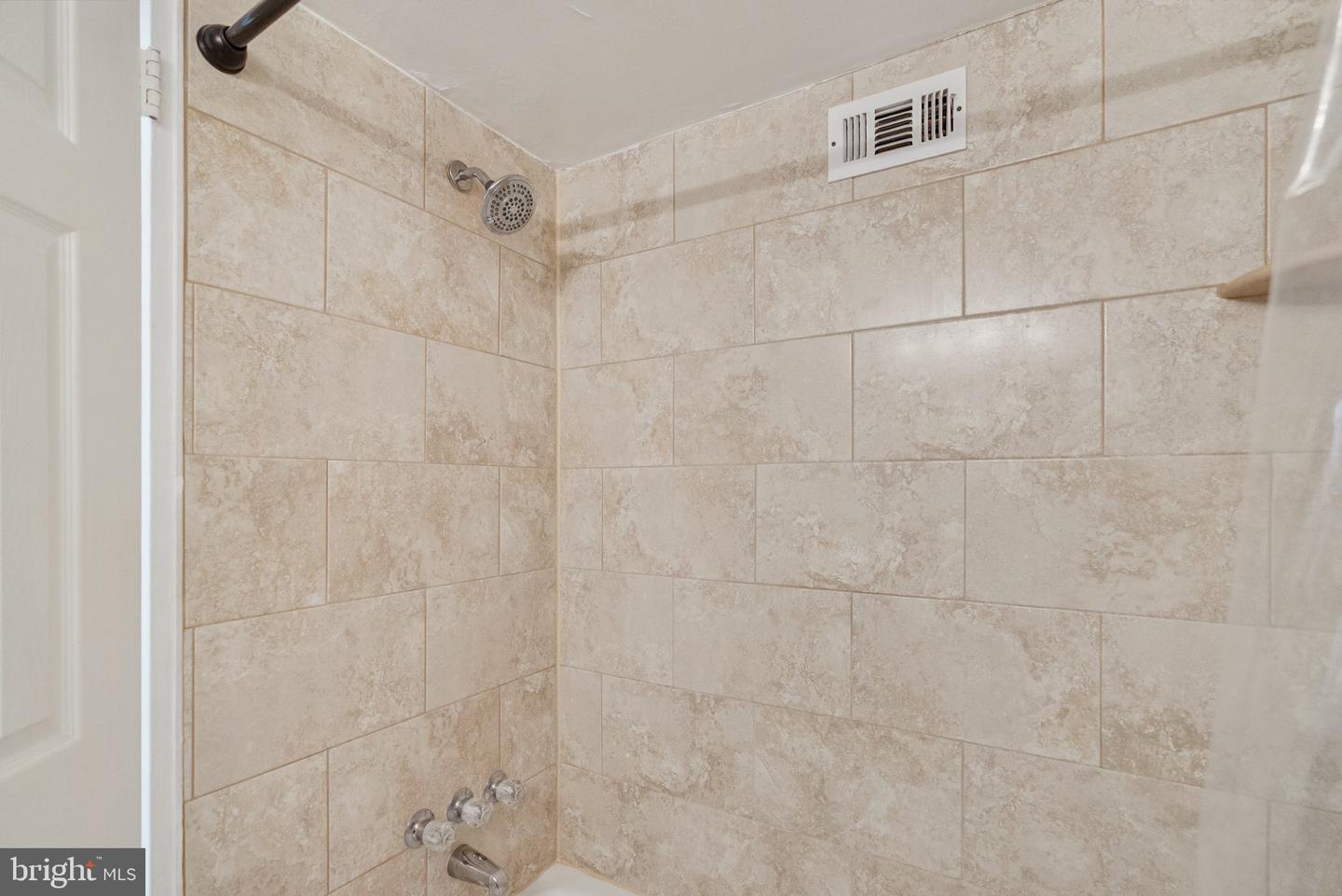 4600 S FOUR MILE RUN DR #718, ARLINGTON, Virginia 22204, 2 Bedrooms Bedrooms, ,2 BathroomsBathrooms,Residential,For sale,4600 S FOUR MILE RUN DR #718,VAAR2060144 MLS # VAAR2060144