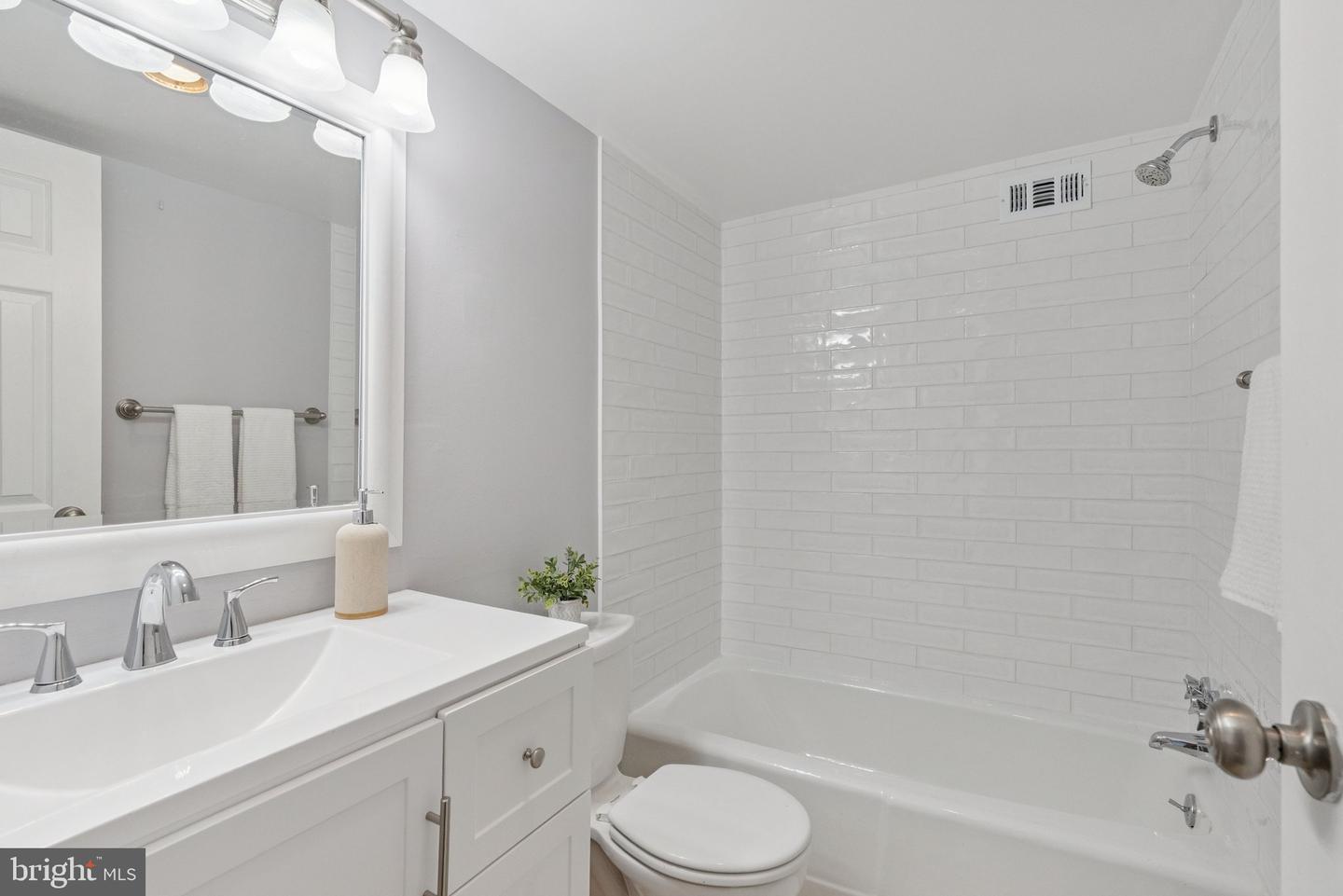 4600 S FOUR MILE RUN DR #718, ARLINGTON, Virginia 22204, 2 Bedrooms Bedrooms, ,2 BathroomsBathrooms,Residential,For sale,4600 S FOUR MILE RUN DR #718,VAAR2060144 MLS # VAAR2060144