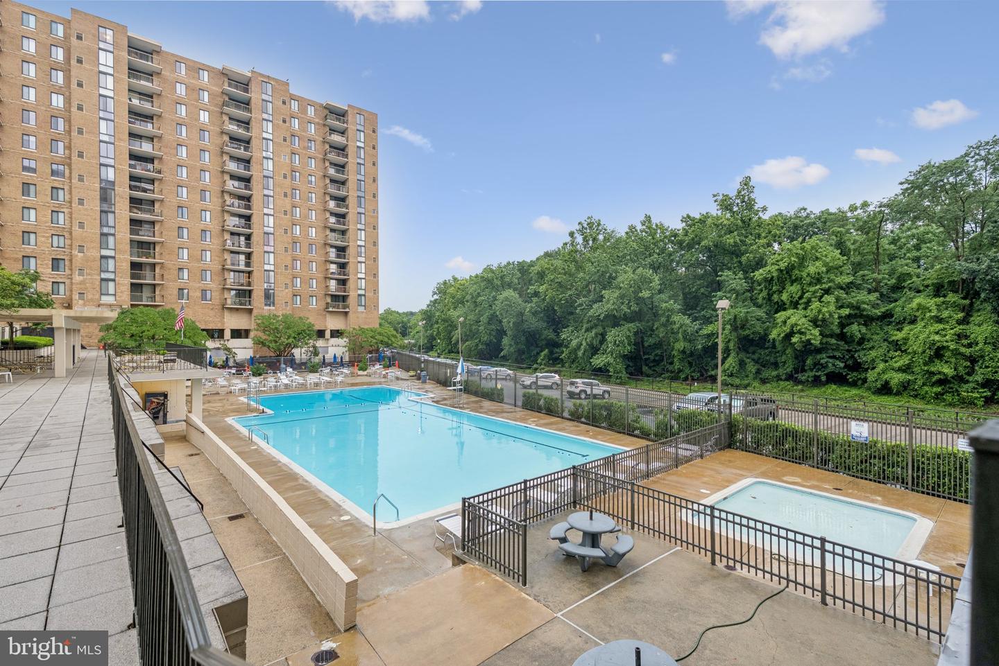 4600 S FOUR MILE RUN DR #718, ARLINGTON, Virginia 22204, 2 Bedrooms Bedrooms, ,2 BathroomsBathrooms,Residential,For sale,4600 S FOUR MILE RUN DR #718,VAAR2060144 MLS # VAAR2060144