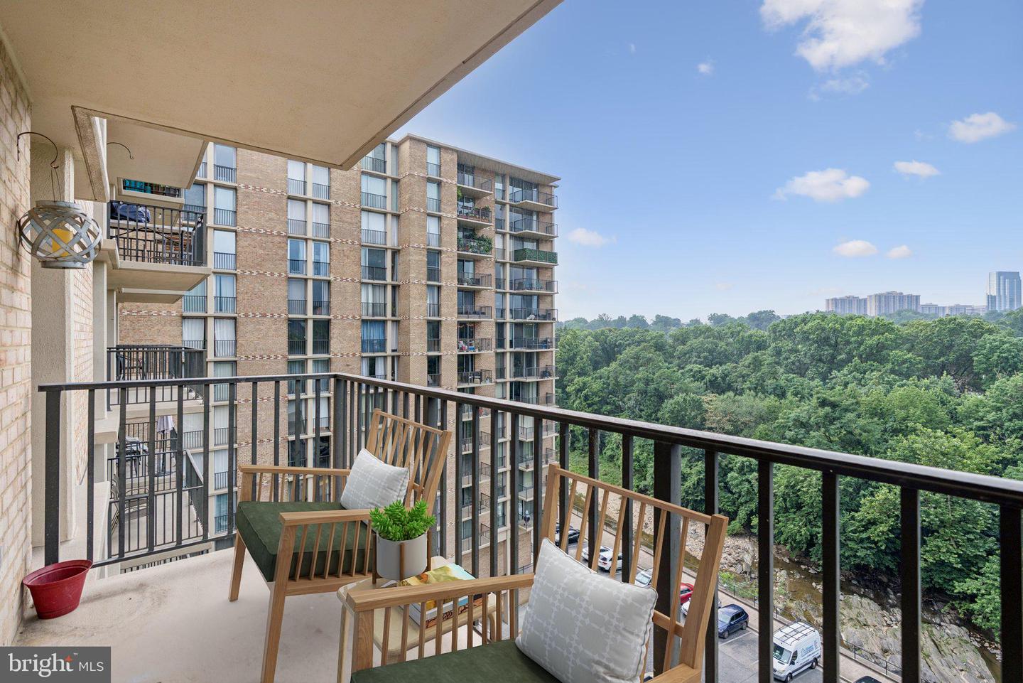 4600 S FOUR MILE RUN DR #718, ARLINGTON, Virginia 22204, 2 Bedrooms Bedrooms, ,2 BathroomsBathrooms,Residential,For sale,4600 S FOUR MILE RUN DR #718,VAAR2060144 MLS # VAAR2060144
