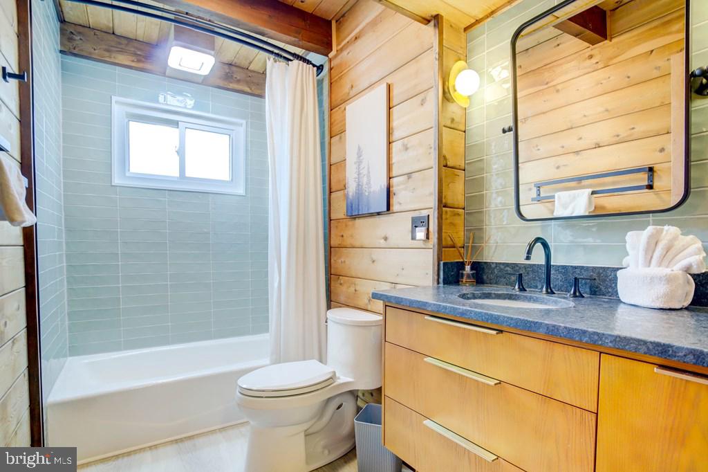 7080 PINE DR, CHINCOTEAGUE ISLAND, Virginia 23336, 3 Bedrooms Bedrooms, ,2 BathroomsBathrooms,Residential,For sale,7080 PINE DR,VAAC2002046 MLS # VAAC2002046
