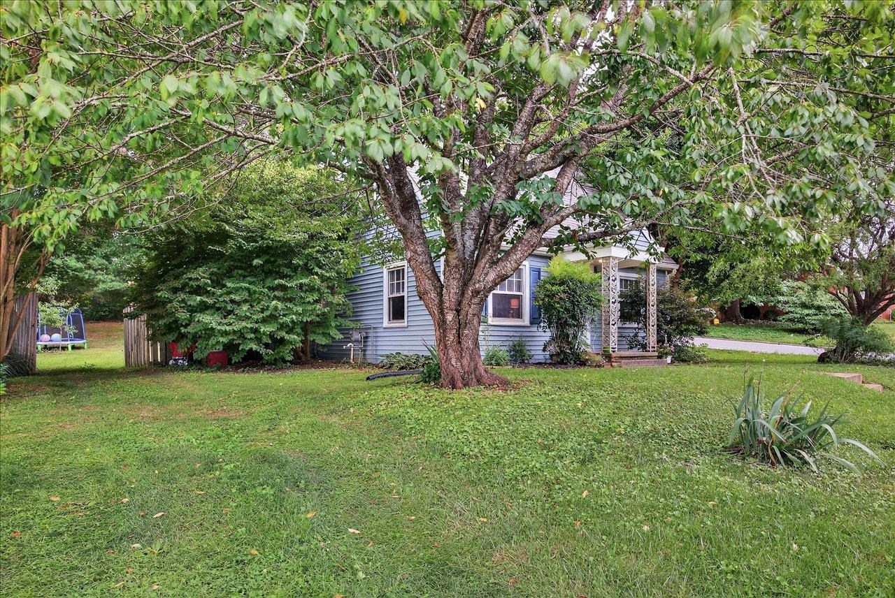 576 S MAGNOLIA AVE, WAYNESBORO, Virginia 22980, 2 Bedrooms Bedrooms, ,2 BathroomsBathrooms,Residential,576 S MAGNOLIA AVE,666622 MLS # 666622