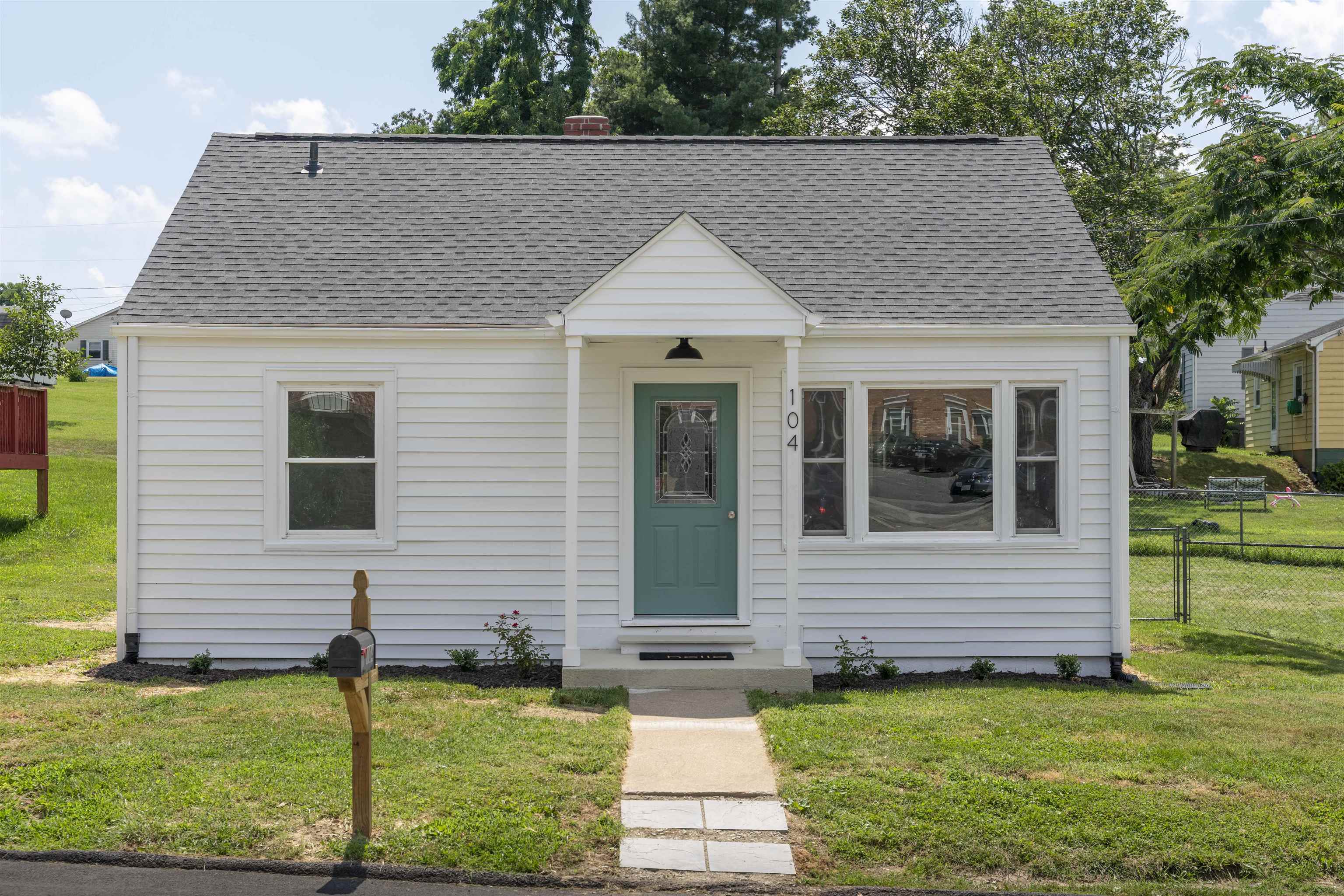 104 EAST AVE, STAUNTON, Virginia 24401, 2 Bedrooms Bedrooms, ,1 BathroomBathrooms,Residential,104 EAST AVE,666623 MLS # 666623