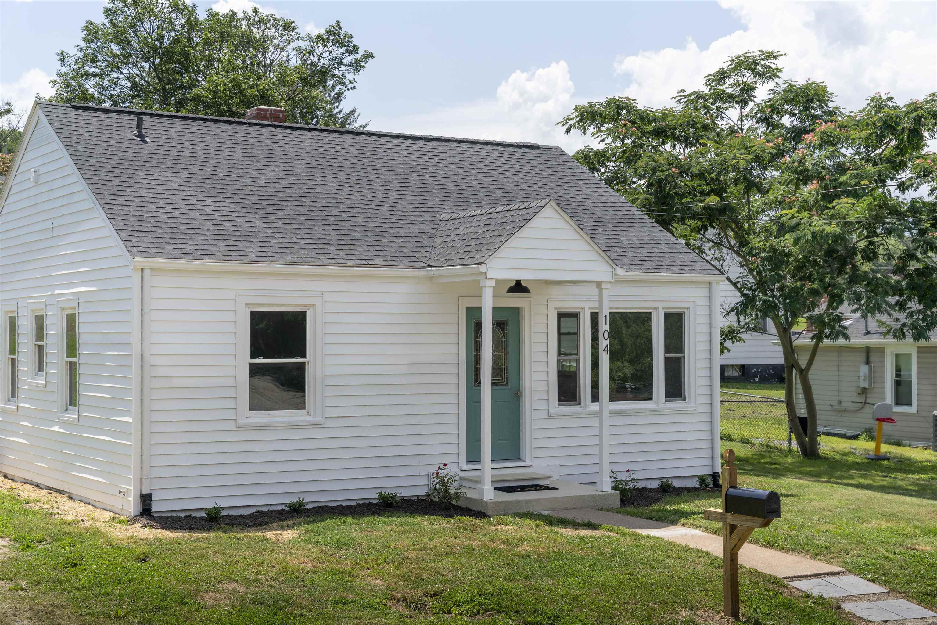 104 EAST AVE, STAUNTON, Virginia 24401, 2 Bedrooms Bedrooms, ,1 BathroomBathrooms,Residential,104 EAST AVE,666623 MLS # 666623