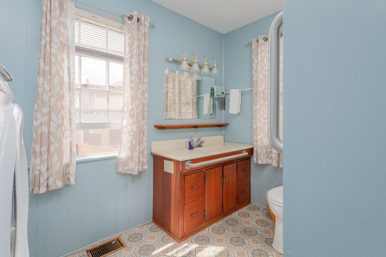 131 S WILLOW ST, HARRISONBURG, Virginia 22802, 3 Bedrooms Bedrooms, ,1 BathroomBathrooms,Residential,131 S WILLOW ST,666638 MLS # 666638