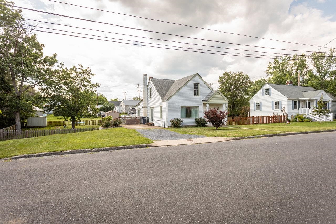 131 S WILLOW ST, HARRISONBURG, Virginia 22802, 3 Bedrooms Bedrooms, ,1 BathroomBathrooms,Residential,131 S WILLOW ST,666638 MLS # 666638