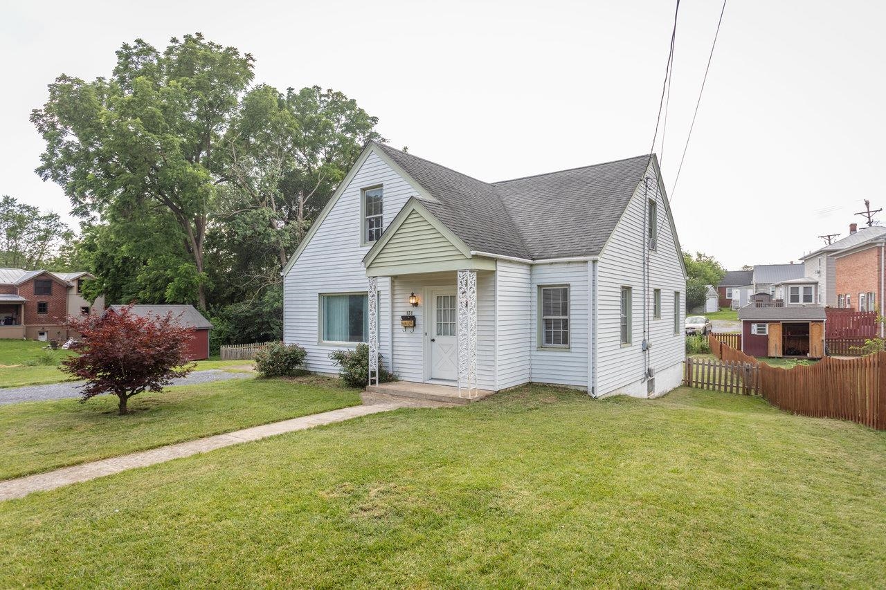 131 S WILLOW ST, HARRISONBURG, Virginia 22802, 3 Bedrooms Bedrooms, ,1 BathroomBathrooms,Residential,131 S WILLOW ST,666638 MLS # 666638
