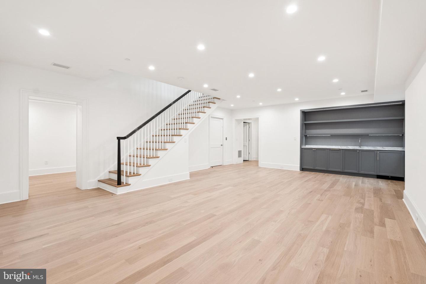 4200 49TH ST NW, WASHINGTON, District Of Columbia 20016, 5 Bedrooms Bedrooms, ,5 BathroomsBathrooms,Residential,For sale,4200 49TH ST NW,DCDC2201832 MLS # DCDC2201832