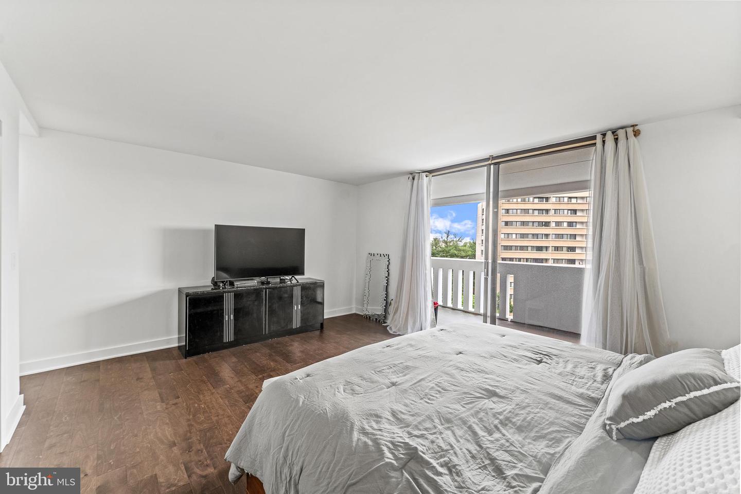 6101 EDSALL RD #1111, ALEXANDRIA, Virginia 22304, 2 Bedrooms Bedrooms, ,2 BathroomsBathrooms,Residential,For sale,6101 EDSALL RD #1111,VAAX2046230 MLS # VAAX2046230
