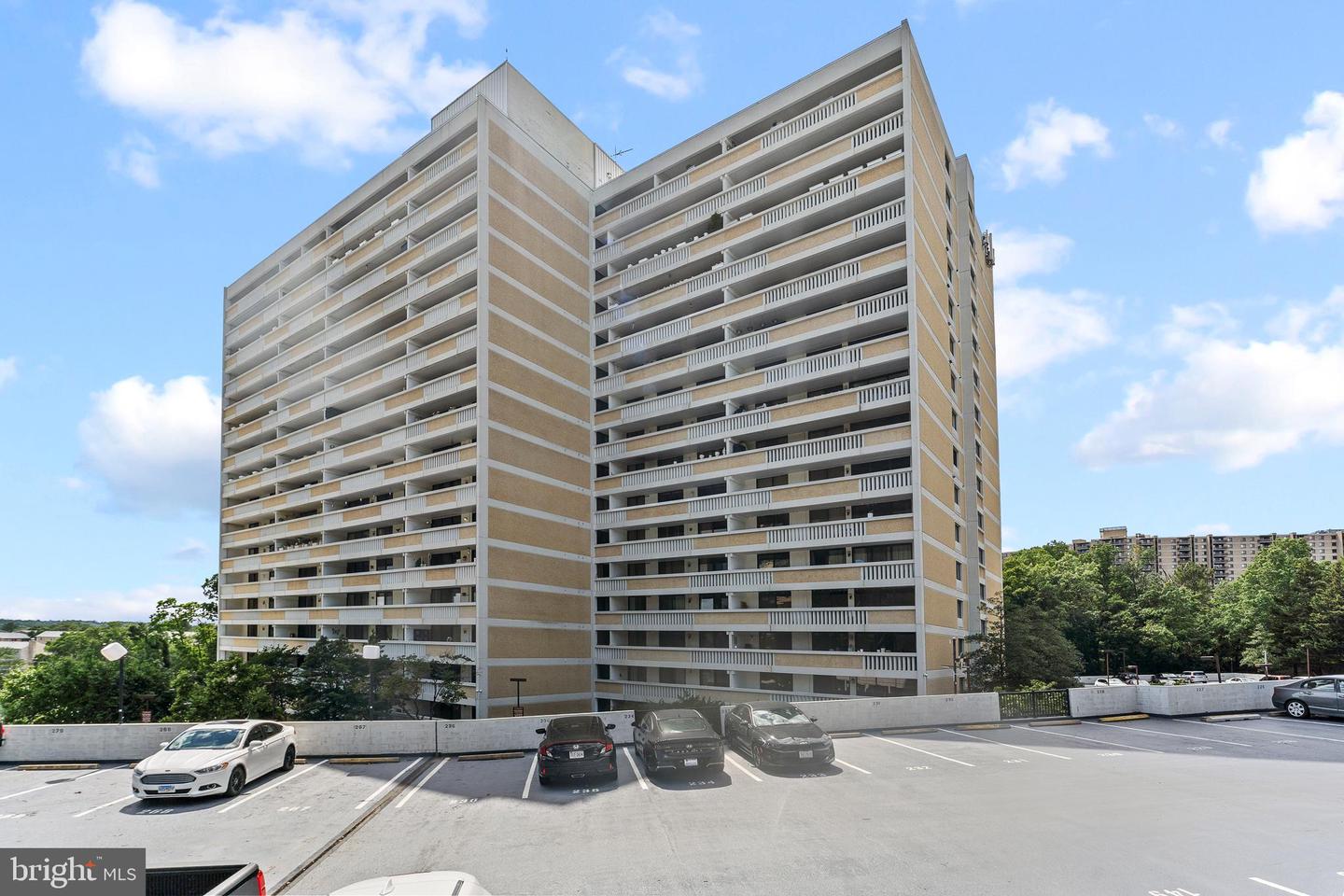 6101 EDSALL RD #1111, ALEXANDRIA, Virginia 22304, 2 Bedrooms Bedrooms, ,2 BathroomsBathrooms,Residential,For sale,6101 EDSALL RD #1111,VAAX2046230 MLS # VAAX2046230